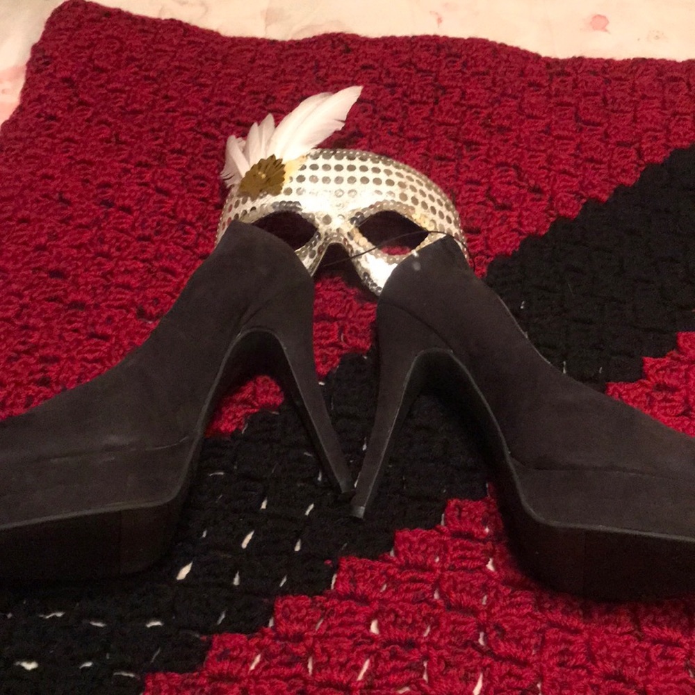 Shoes - Picture 3 of 4